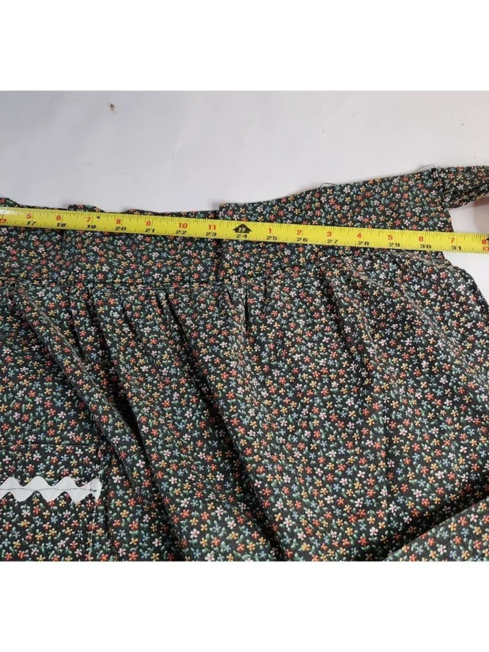 Apron Floral Pocket Rickrack Trim cottagecore grannycore Vtg country kitchen
